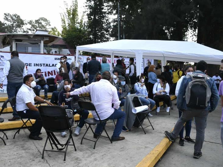 Protestan maestros de la USMEV frente a la SEV, en Xalapa