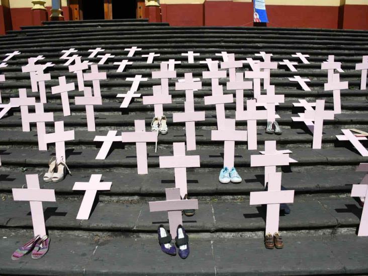 Para representar feminicidios, colocan cruces en catedral de Xalapa