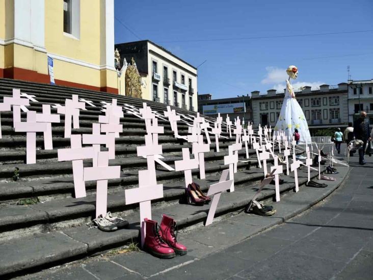 Para representar feminicidios, colocan cruces en catedral de Xalapa