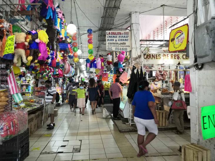 Temen locatarios cortos circuitos en mercado de Tuxpan