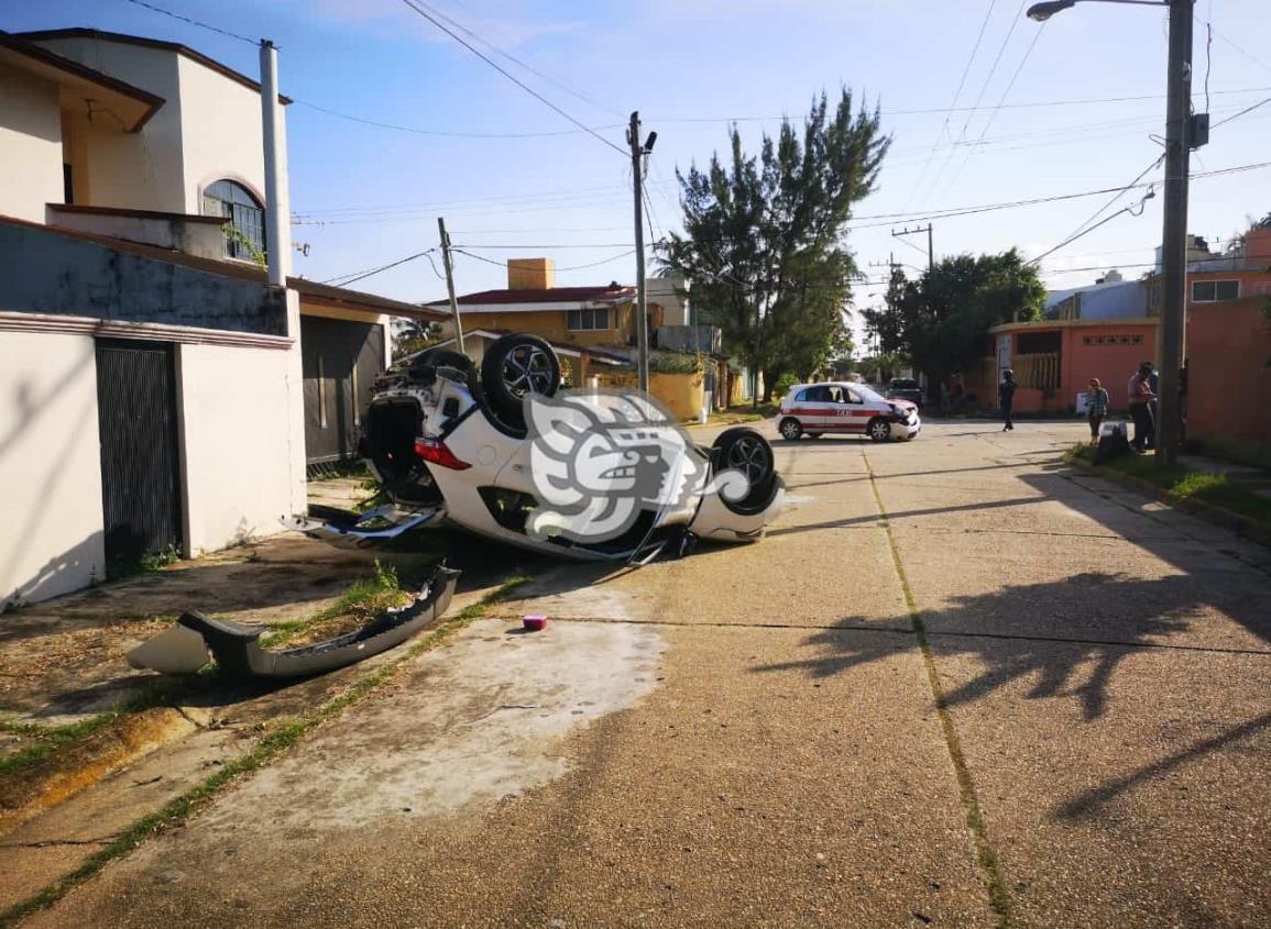 En Coatzacoalcos, vuelca camioneta tras chocar con taxi