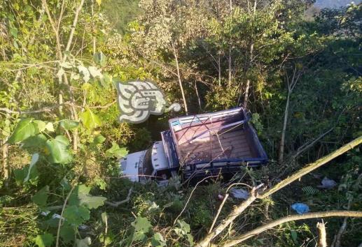 Se vuelca camioneta que transportaba a 28 campesinos en Huachinango