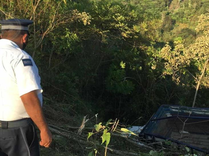 Se vuelca camioneta que transportaba a 28 campesinos en Huachinango