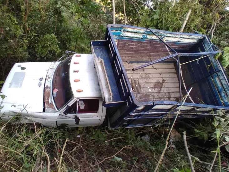 Se vuelca camioneta que transportaba a 28 campesinos en Huachinango