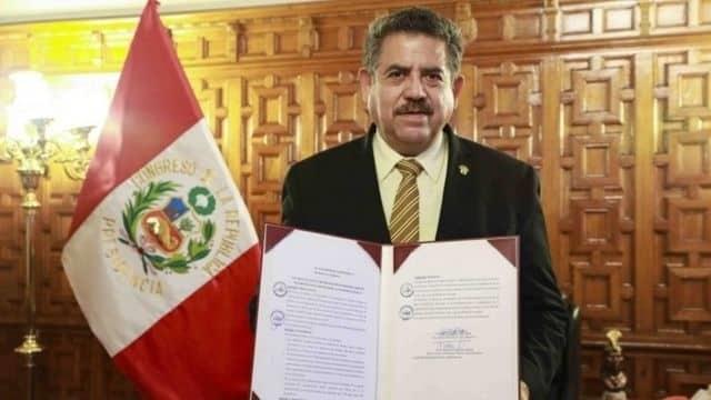 Merino asume Presidencia de Perú; promete unidad nacional