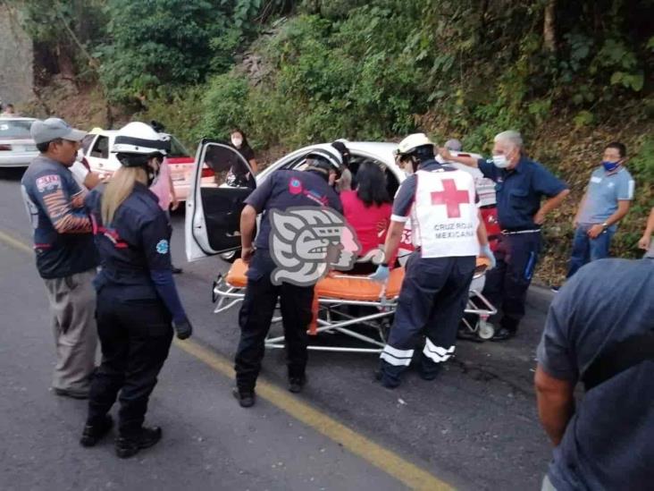 Se registra accidente entre dos unidades; deja tres personas lesionadas