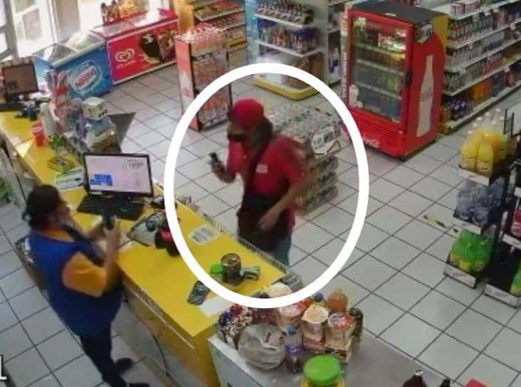 En Veracruz, cámaras de seguridad graban a sujeto que asalto tienda de conveniencia