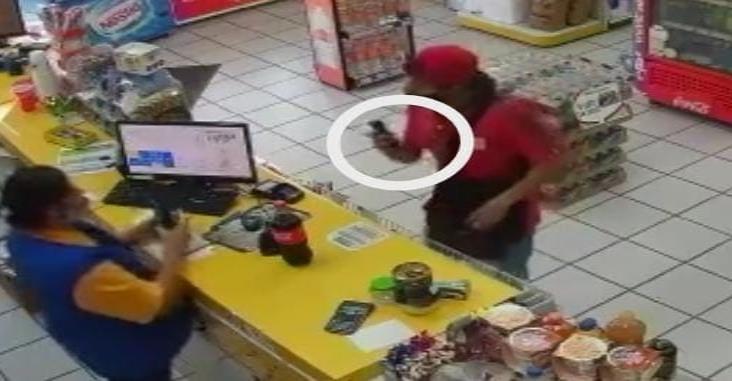 En Veracruz, cámaras de seguridad graban a sujeto que asalto tienda de conveniencia