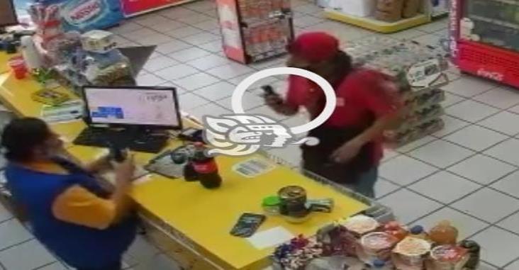 En Veracruz, cámaras de seguridad graban a sujeto que asalto tienda de conveniencia