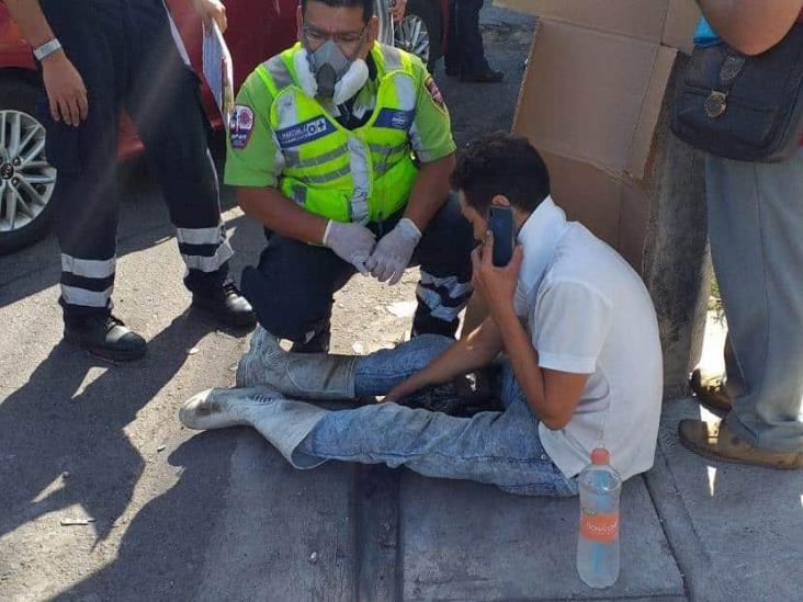 Por falta de precaución, motociclista se estrella con vehículo particular