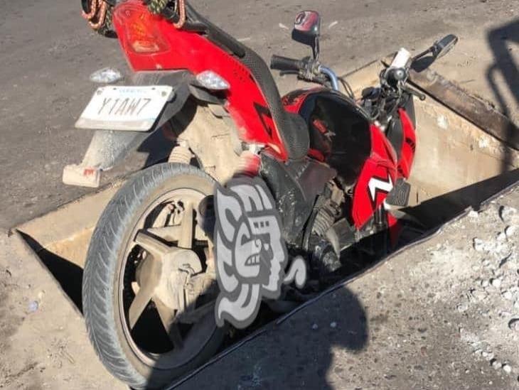 En Veracruz, motociclista cae en registro sin tapa