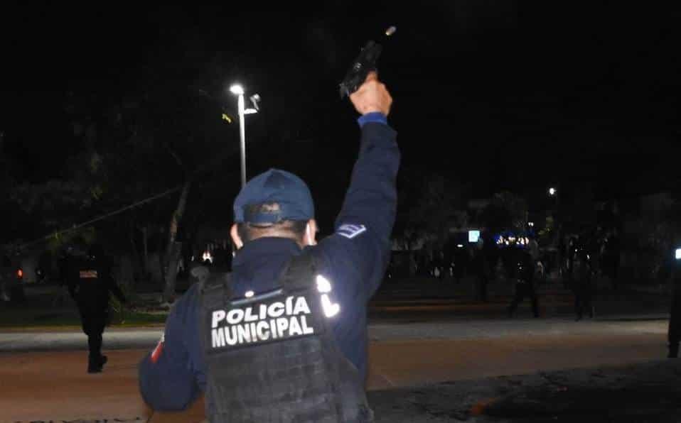 Cesan a director de policía municipal por disparos en protesta en Cancún