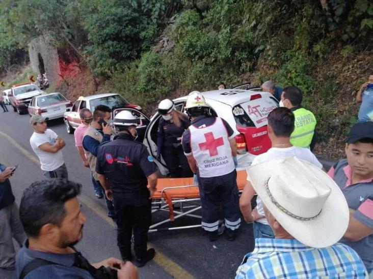 Se registra accidente entre dos unidades; deja tres personas lesionadas