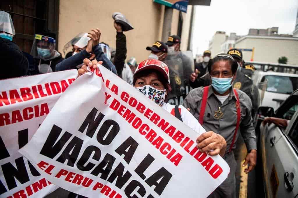 Con marchas y cacerolazos apoyan en Perú al destituido Vizcarra