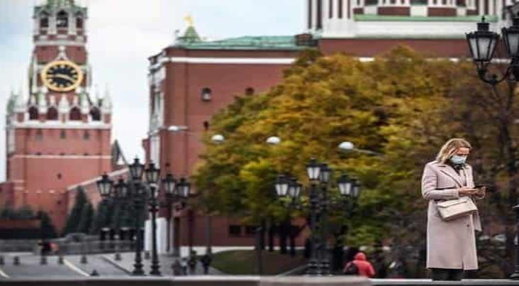 Se disparan contagios en Rusia; cierres nocturnos de negocios en Moscú