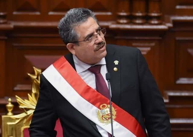 Jefe del Congreso asume la Presidencia de Perú entre protestas