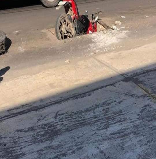 En Veracruz, motociclista cae en registro sin tapa