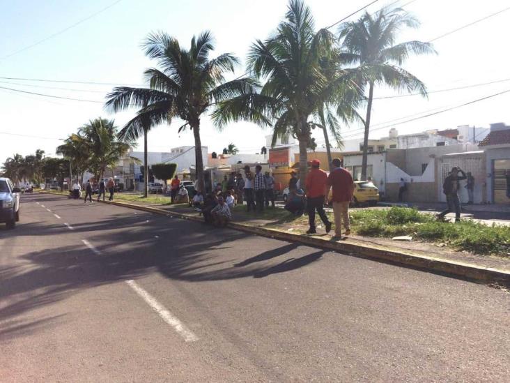 Presionan al gobierno para abrir alcoholera.