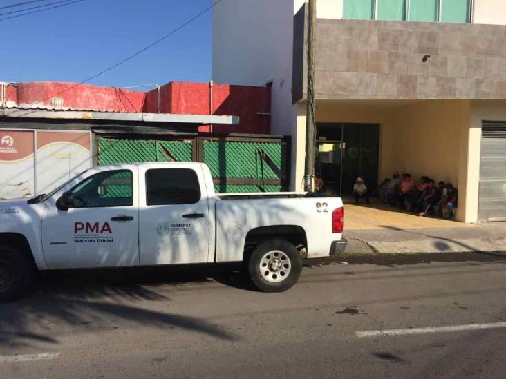 Presionan al gobierno para abrir alcoholera.