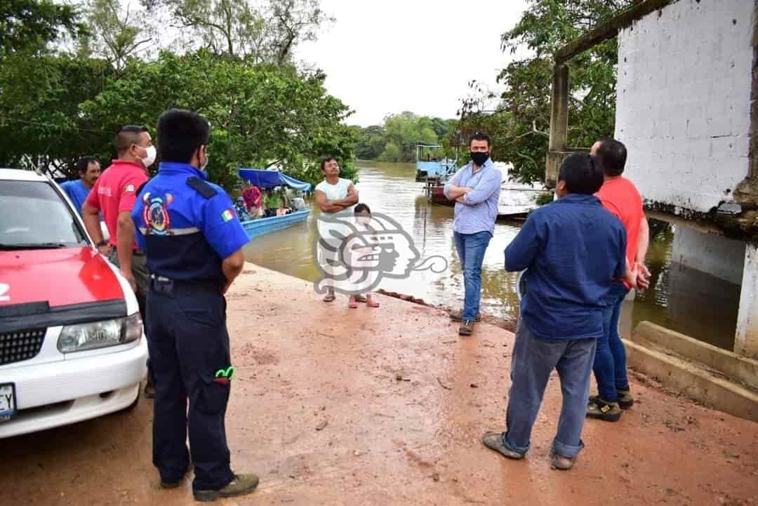 Ante la amenaza de desbordamiento, Cirilo Vázquez recorre la zona rural