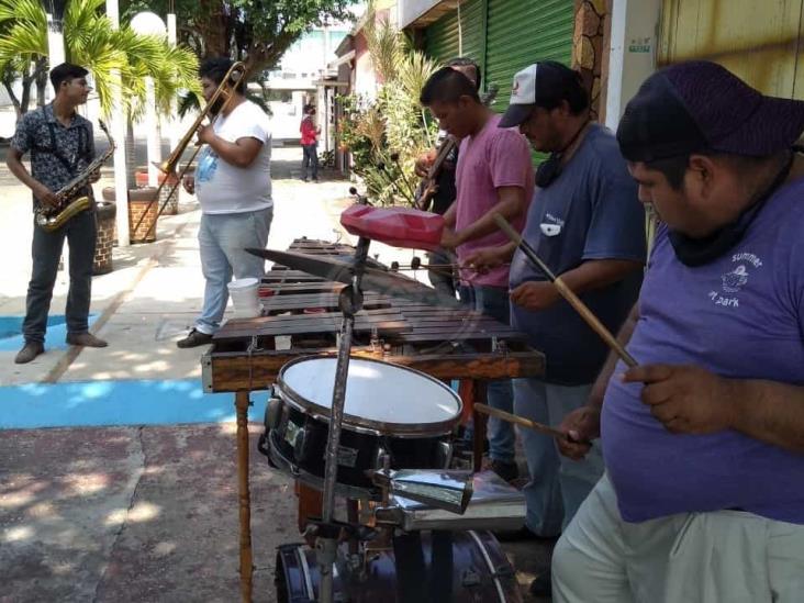Grupos musicales amenizan las calles de Coatza para ganarse el sustento