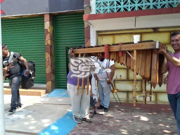 Grupos musicales amenizan las calles de Coatza para ganarse el sustento