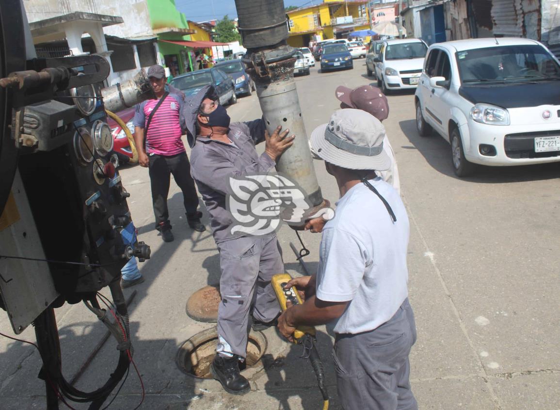 Desazolvan drenajes en Agua Dulce para prevenir inundaciones