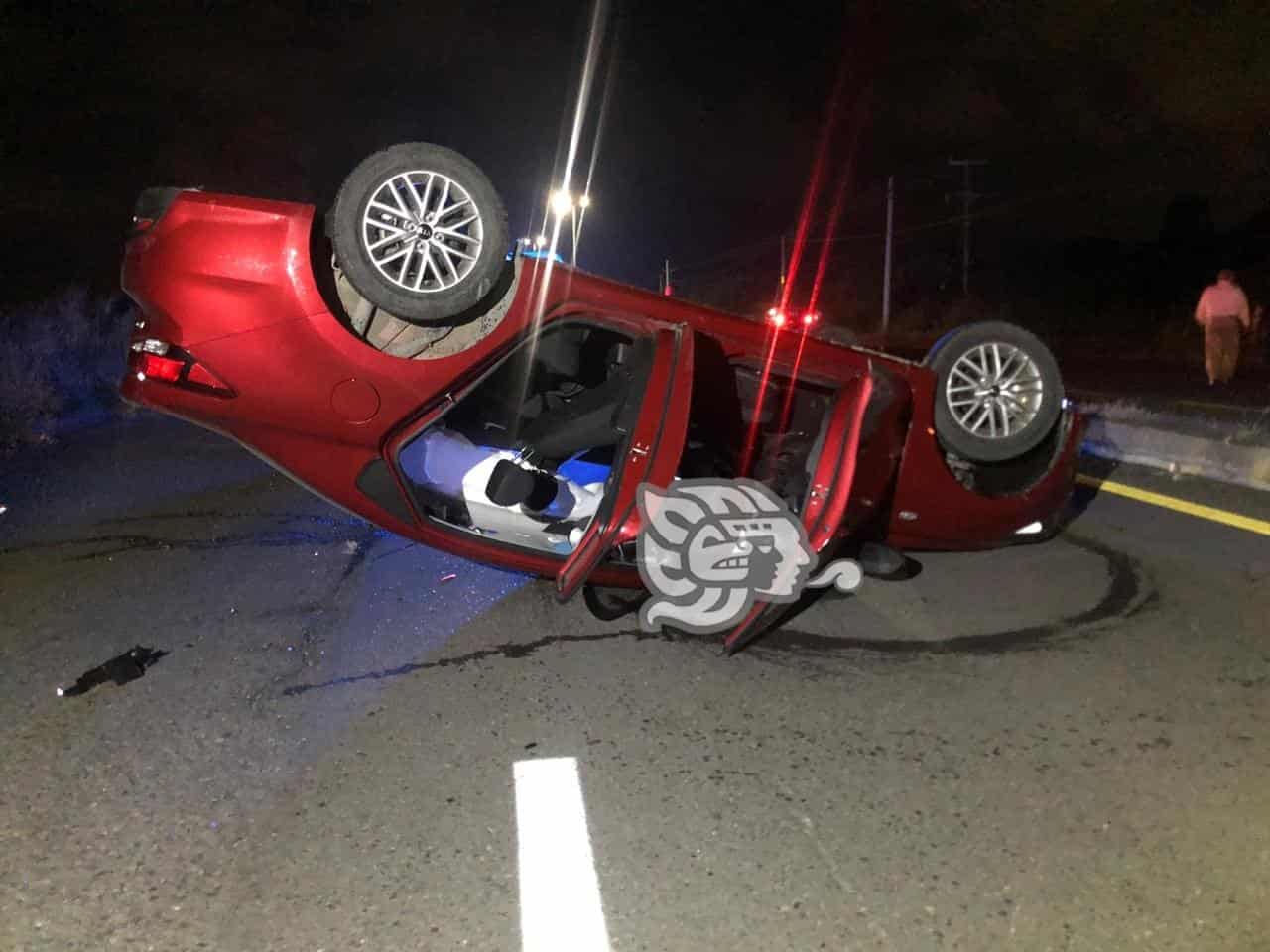 Se vuelca automóvil en carretera Boca del Río - Paso del Toro