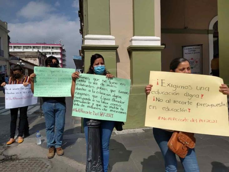 Antorchistas protestan en Córdoba; realizan cadena humana