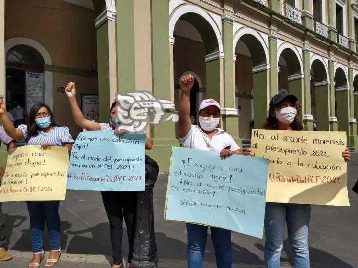 Antorchistas protestan en Córdoba; realizan cadena humana