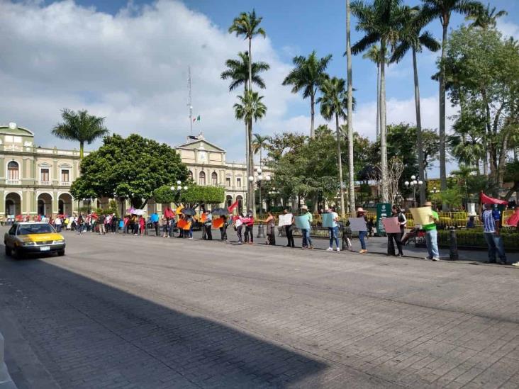 Antorchistas protestan en Córdoba; realizan cadena humana