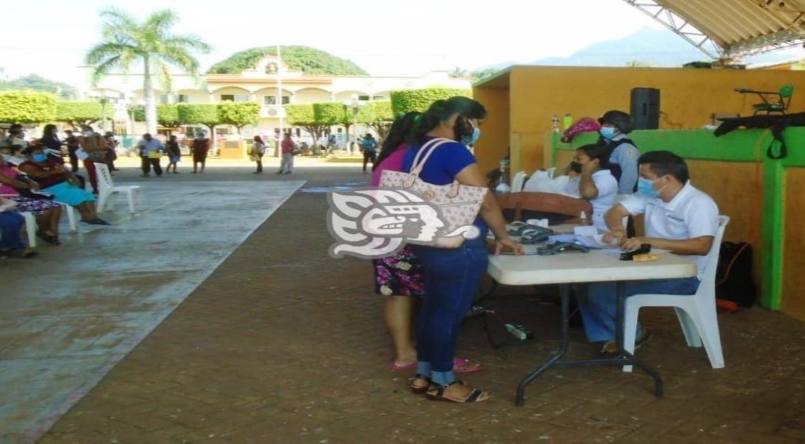 Entregan becas a 3 mil estudiantes en Tatahuicapan