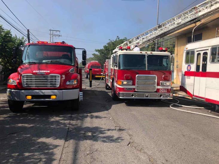 Se registra intenso incendio al interior de bodega en Veracruz