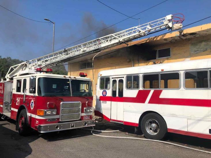 Se registra intenso incendio al interior de bodega en Veracruz