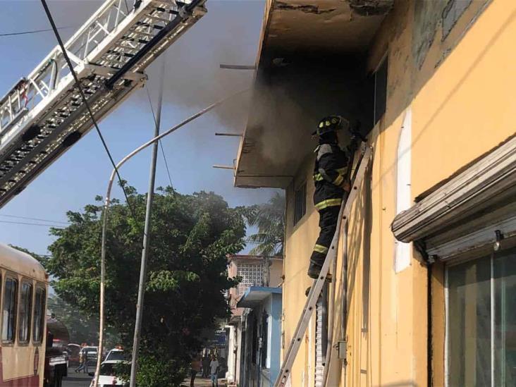 Se registra intenso incendio al interior de bodega en Veracruz