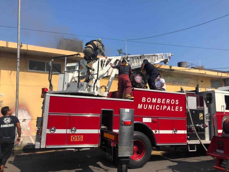 Se registra intenso incendio al interior de bodega en Veracruz