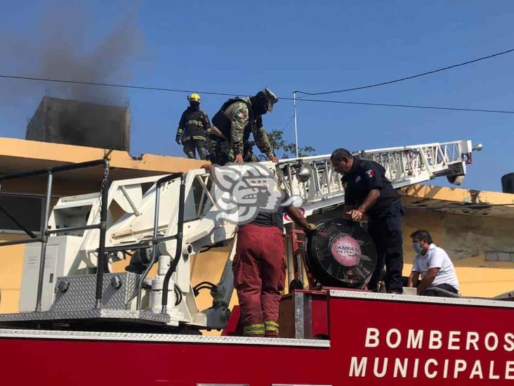 Se registra intenso incendio al interior de bodega en Veracruz