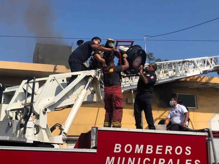 Se registra intenso incendio al interior de bodega en Veracruz