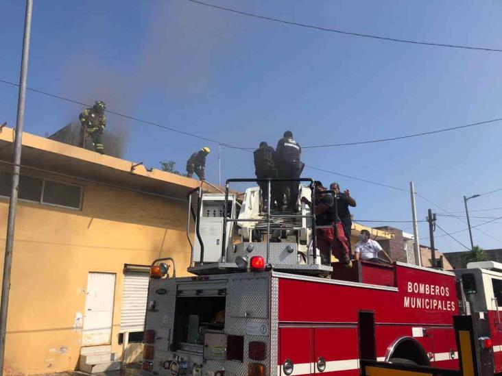 Se registra intenso incendio al interior de bodega en Veracruz