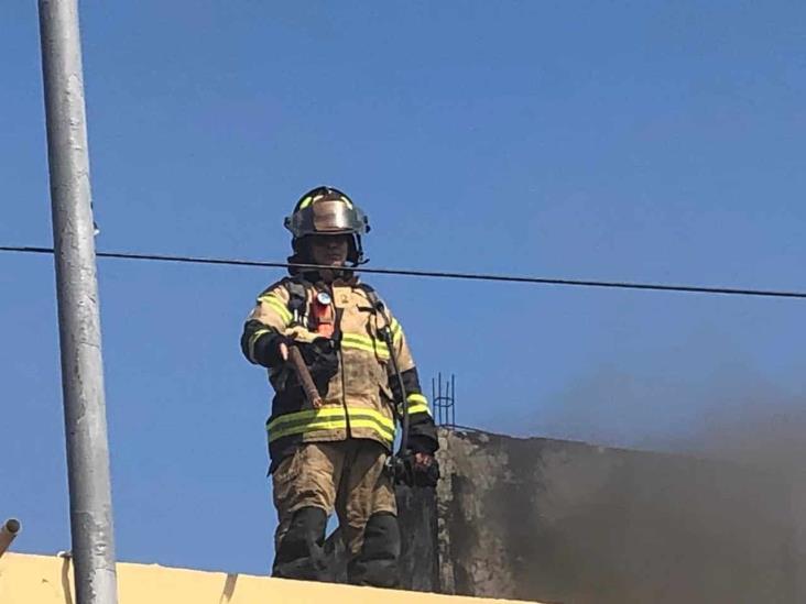 Se registra intenso incendio al interior de bodega en Veracruz