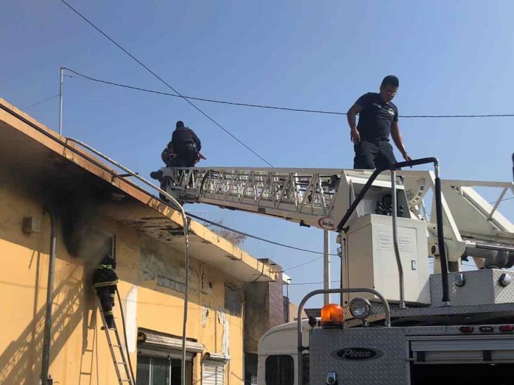 Se registra intenso incendio al interior de bodega en Veracruz