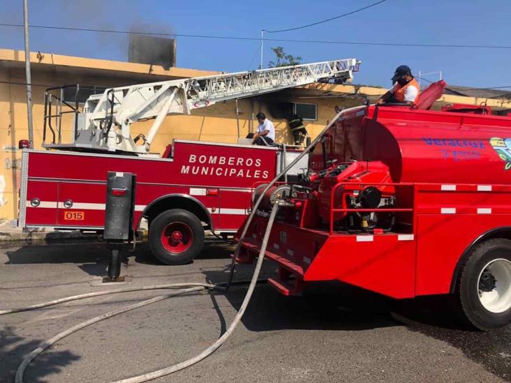 Se registra intenso incendio al interior de bodega en Veracruz