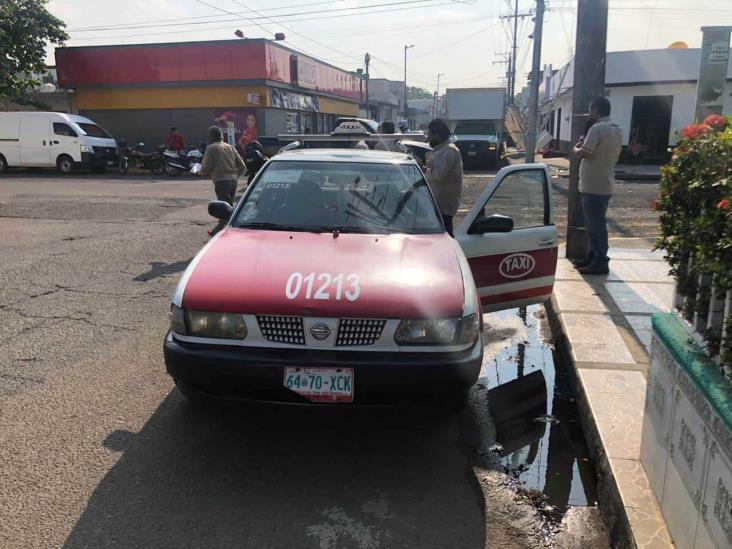 Accidente automovilístico deja un hombre lesionado y severos daños materiales