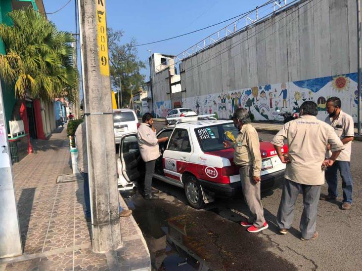 Accidente automovilístico deja un hombre lesionado y severos daños materiales