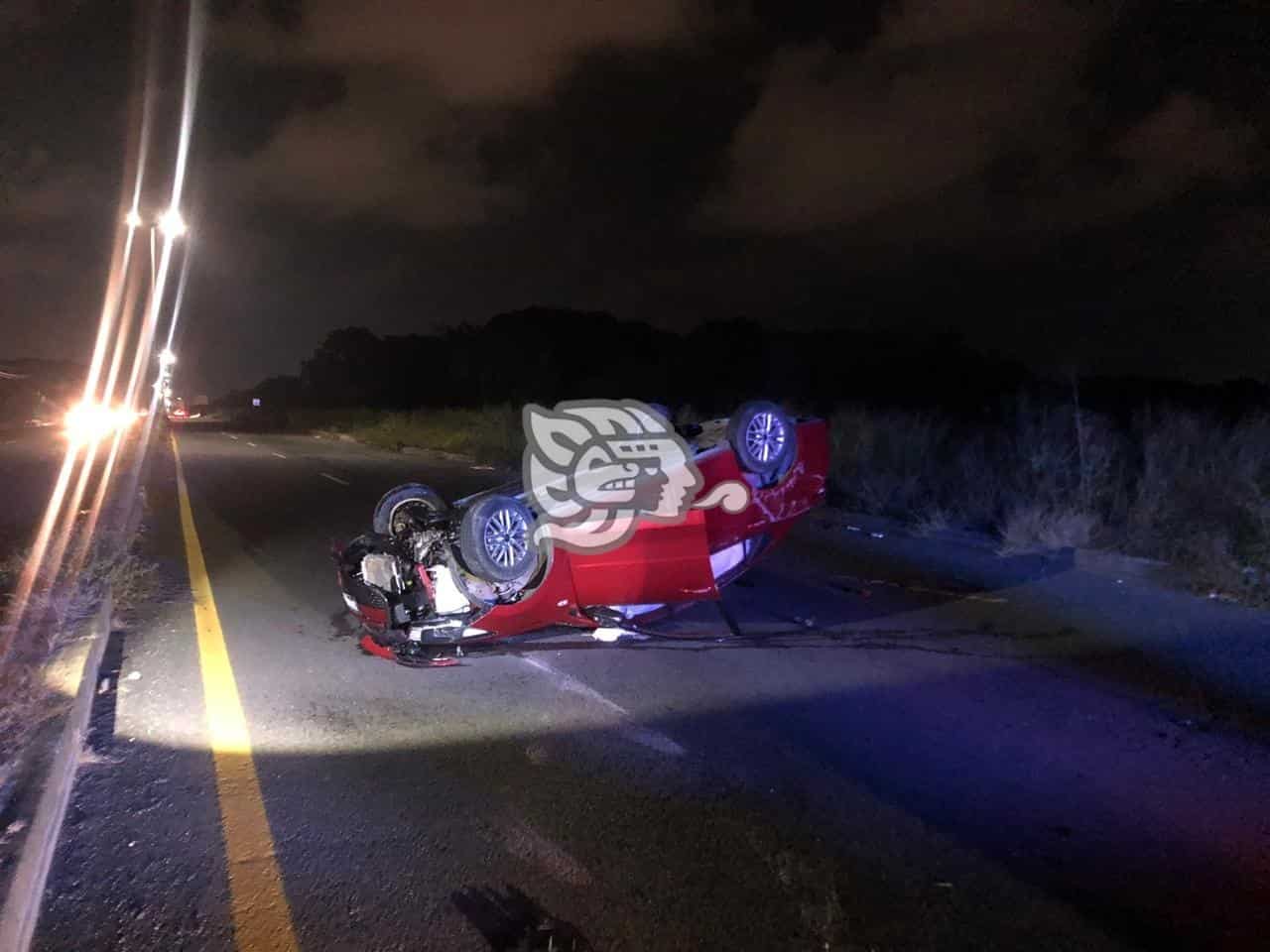 Se registra volcadura en carretera federal Boca del Río-Paso del Toro