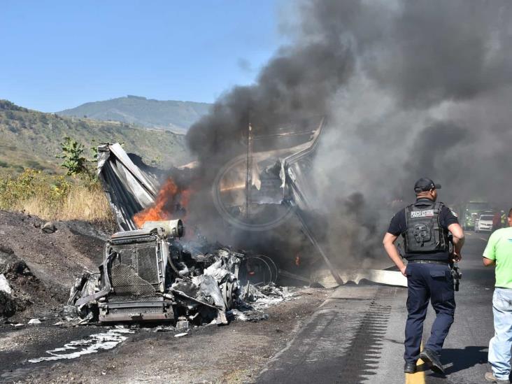 Se incendia tráiler al descender las cumbres de Maltrata