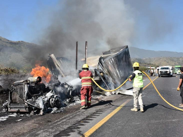 Se incendia tráiler al descender las cumbres de Maltrata