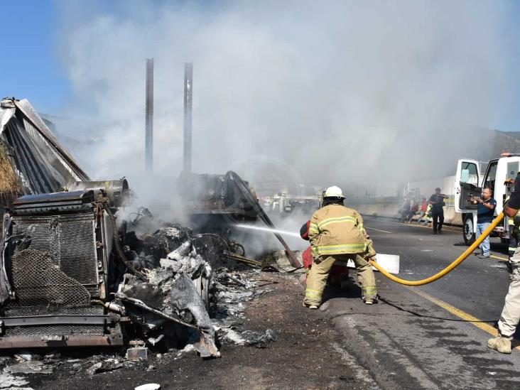 Se incendia tráiler al descender las cumbres de Maltrata