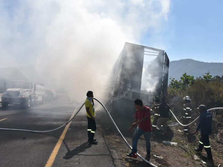 Se incendia tráiler al descender las cumbres de Maltrata