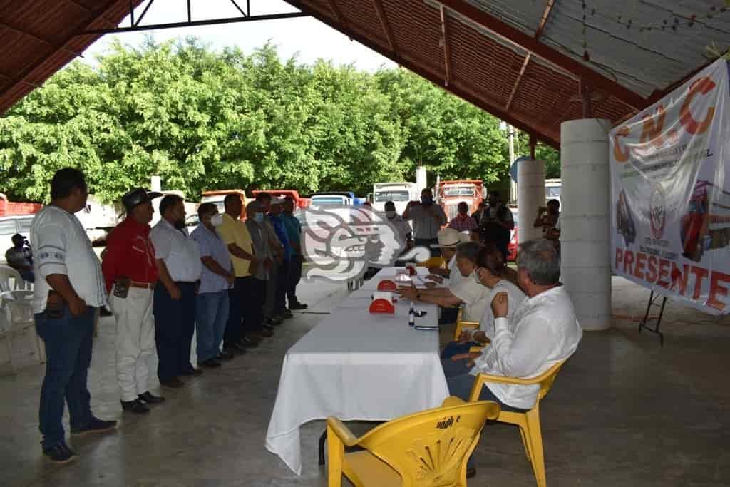 Líder de CNC toma protesta al comité directivo en Acayucan